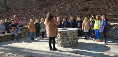 Mirna, grajski vodnjak, 4r OS Mirna, foto Lapego (2)